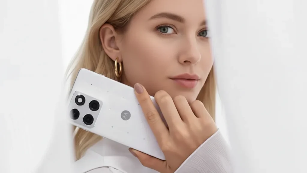 Motorola Edge 70 Pantone 2026 chega ao Brasil com cristais Swarovski e design exclusivo